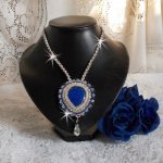 Collana Blue Nile ricamata con una pera cabochon di Lapislazzuli e cristalli Swarovski